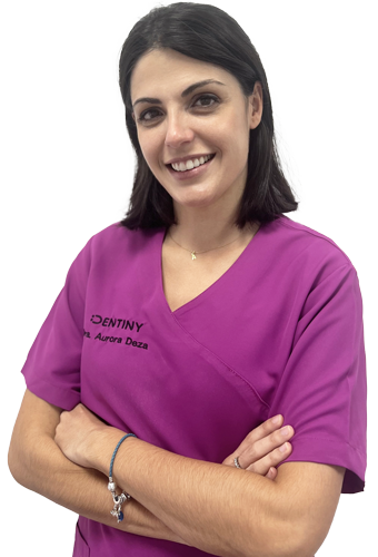 Doctora Claudia Rada brazos cruzados