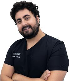 Gerente Antonio Colomina brazos cruzados